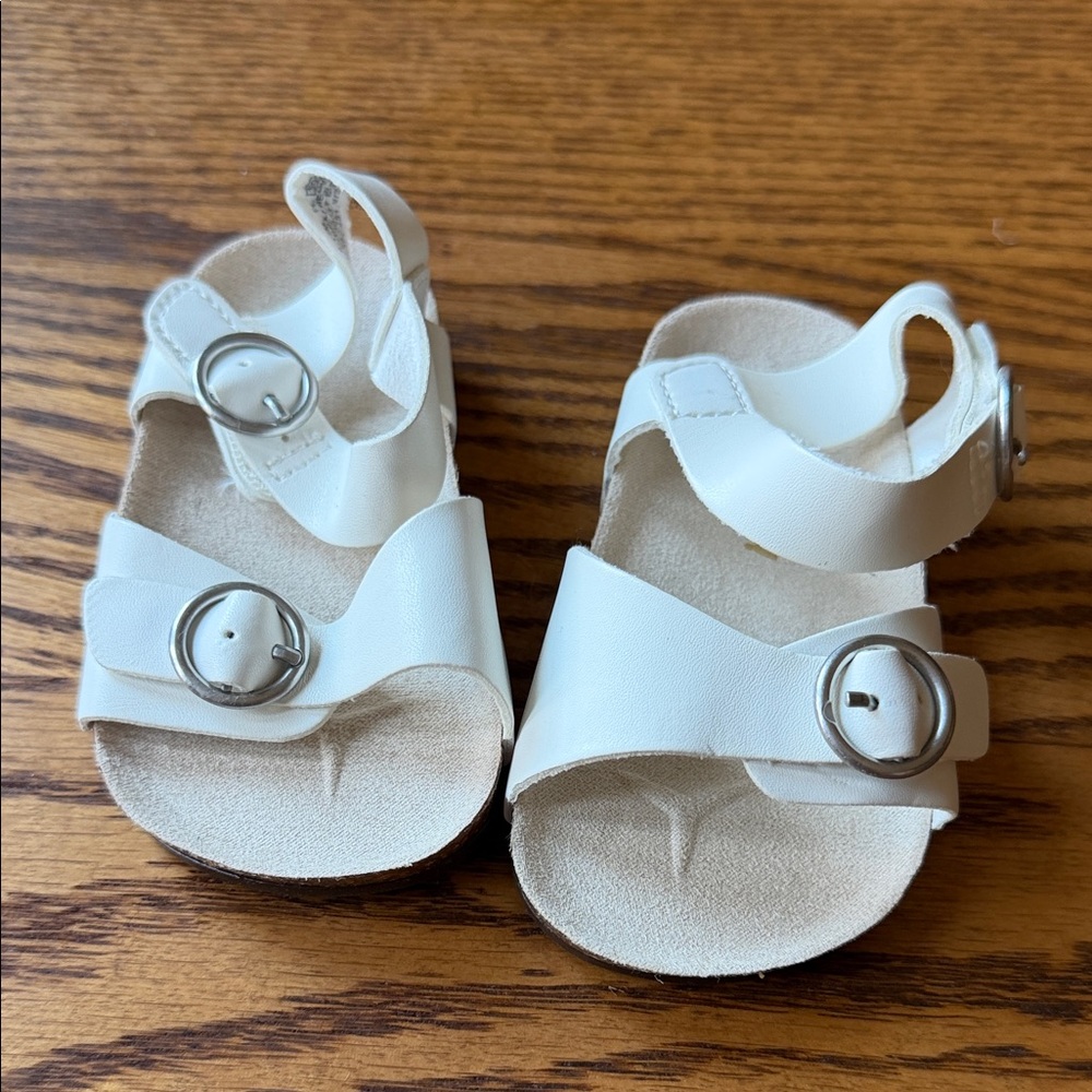Infant white sandals / Old Navy